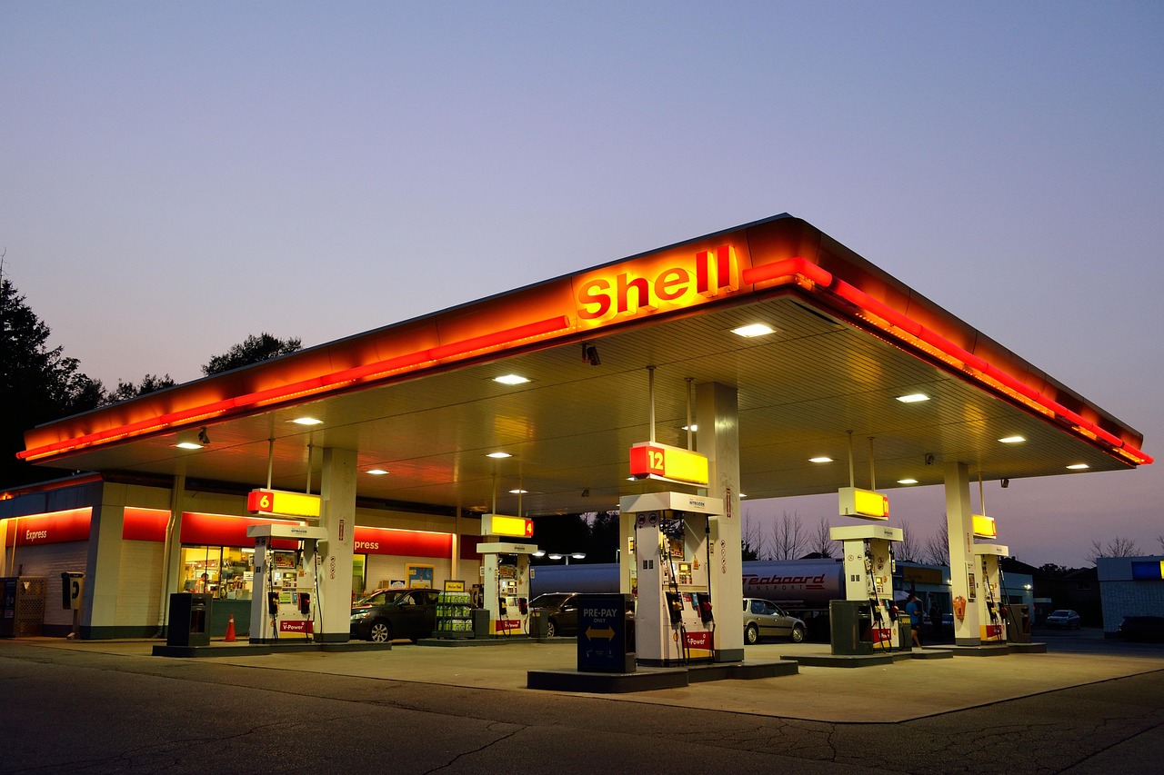 Convenience store and fuel station